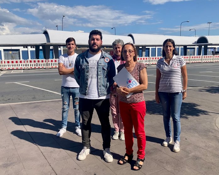 Luís Pérez, Paulo Ríos, Amparo Cerecedo, Rosana Pérez e Raquel Suárez diante da estación de autobuses de Ribeira