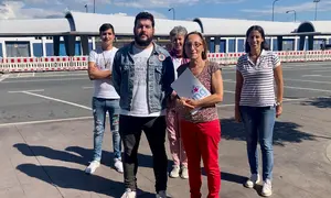 Lu&iacute;s P&eacute;rez, Paulo R&iacute;os, Amparo Cerecedo, Rosana P&eacute;rez e Raquel Su&aacute;rez diante da estaci&oacute;n de autobuses de Ribeira