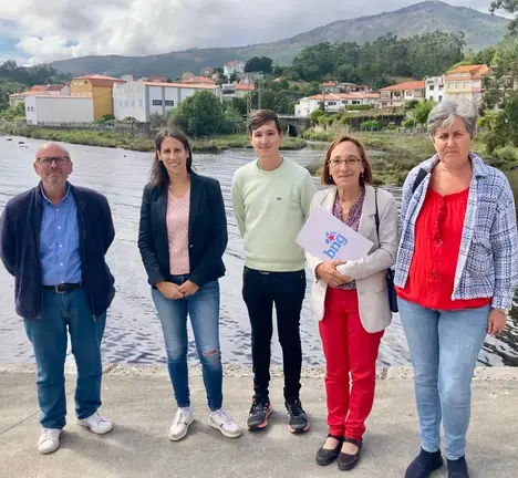 Adolfo Mu&iacute;&ntilde;os, Raquel Su&aacute;rez, Lu&iacute;s P&eacute;rez, Rosana P&eacute;rez e Amparo Cerecedo na desembocadura do r&iacute;o Pedras