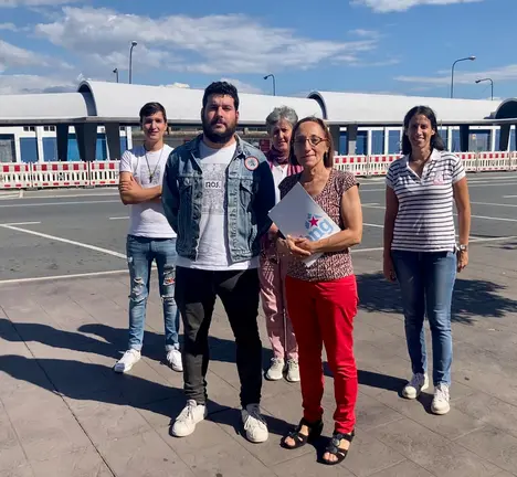 Lu&iacute;s P&eacute;rez, Paulo R&iacute;os, Amparo Cerecedo, Rosana P&eacute;rez e Raquel Su&aacute;rez diante da estaci&oacute;n de autobuses de Ribeira