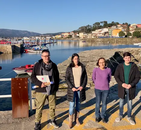 Carlos Ansoar, Raquel Su&aacute;rez, Rosana P&eacute;rez e Lu&iacute;s P&eacute;rez no peirao de Cabo de Cruz anunciando a proposta