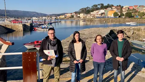 Carlos Ansoar, Raquel Su&aacute;rez, Rosana P&eacute;rez e Lu&iacute;s P&eacute;rez no peirao de Cabo de Cruz anunciando a proposta