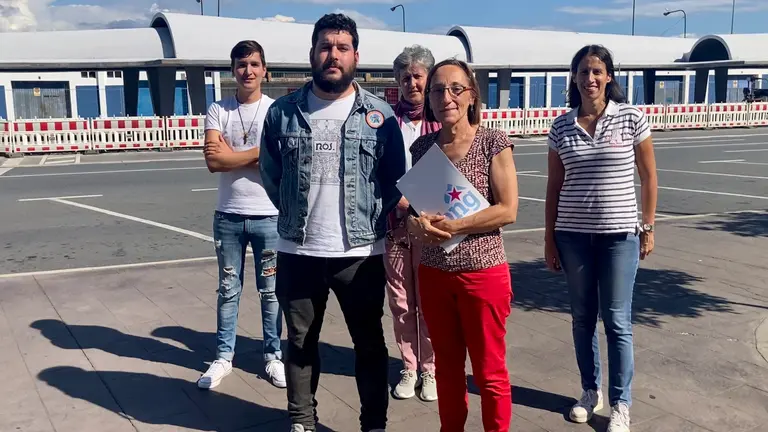 Lu&iacute;s P&eacute;rez, Paulo R&iacute;os, Amparo Cerecedo, Rosana P&eacute;rez e Raquel Su&aacute;rez diante da estaci&oacute;n de autobuses de Ribeira